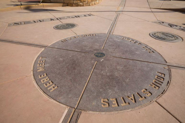 Đài kỷ niệm Four Corners, Mỹ: Đây là cột mốc đánh dấu nơi gặp nhau giữa 4 bang New Mexico, Colorado, Utah và Arizona. Nhưng nơi đây khiến du khách thất vọng vì nó không có gì khác ngoài sa mạc hoang vắng.
