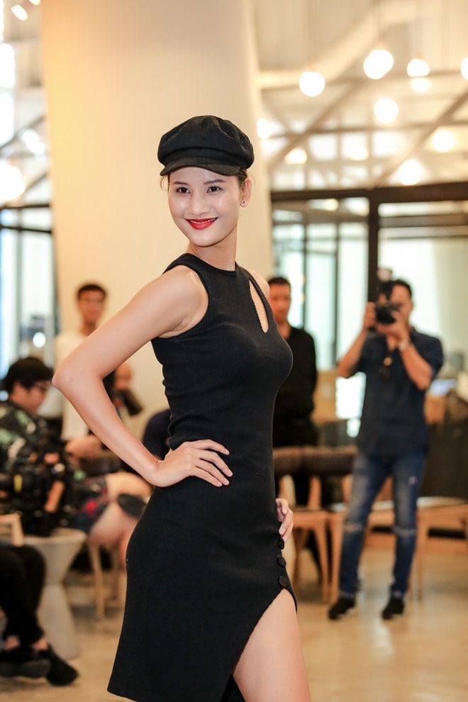 Minh Tú mặc croptop, thị phạm catwalk cho người mẫu - 5