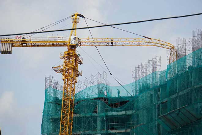 Cần cẩu gãy treo lơ lửng trên đầu, người dân hốt hoảng di tản - 2