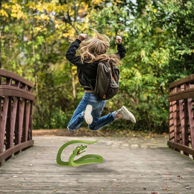 Để ý giùm cái coi, tôi đang ở dưới chân cô đấy.