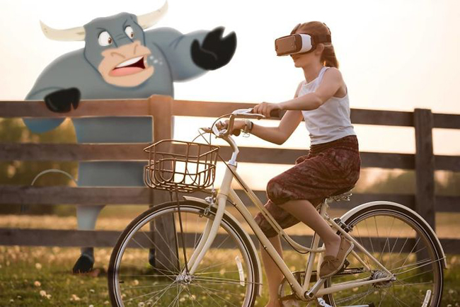 Cẩn thận đâm vào hàng rào đấy cô bé.