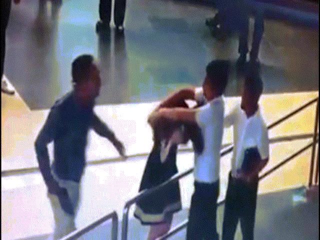 Những đòn ”xả giận” vào nhân viên hàng không khi chuyến bay bị hoãn
