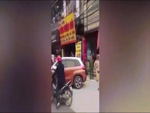 Nữ tài xế đỗ ô tô chắn ngang đường, ”dọa” đến trụ sở CSGT ”quậy” tiếp