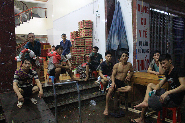 Đội cửu vạn vui vẻ nói chuyện giải lao sau chuyến hàng 20 tấn vải xuất đi tp. Hồ Chí Minh.