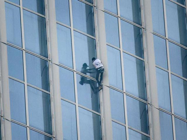 Thế giới - “Người nhện” Pháp tay không leo 75 tầng tòa nhà chọc trời ở HQ