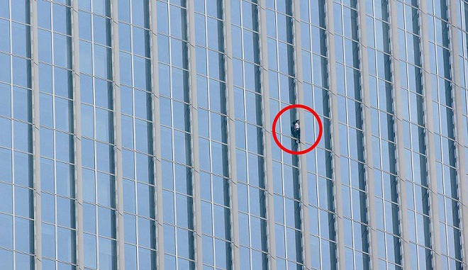 “Người nhện” Pháp tay không leo 75 tầng tòa nhà chọc trời ở HQ - 1
