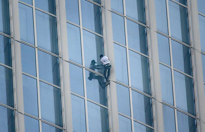 “Người nhện” Pháp tay không leo 75 tầng tòa nhà chọc trời ở HQ - 2