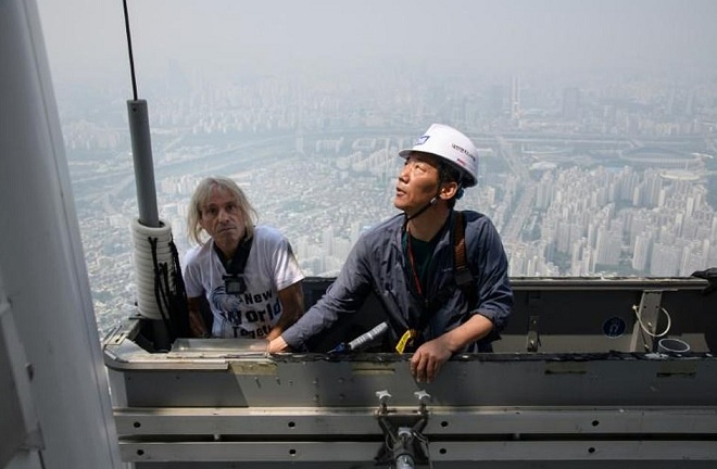 “Người nhện” Pháp tay không leo 75 tầng tòa nhà chọc trời ở HQ - 3