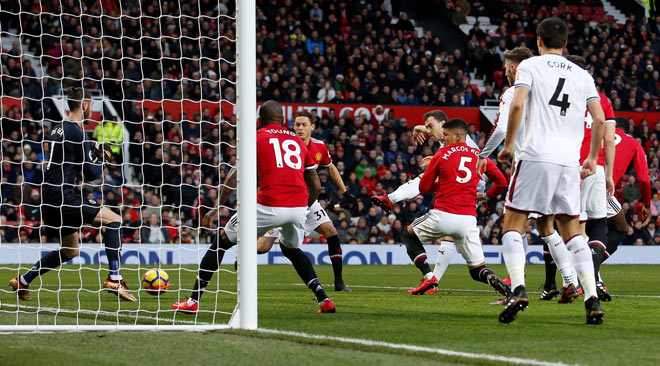 MU siêu cải tổ hàng thủ: Mourinho tái hiện &#34;phiên bản Inter Milan ăn 3&#34; - 1