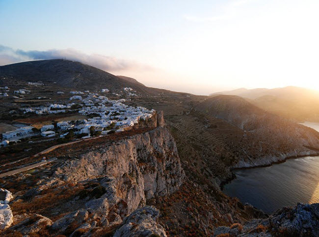 Folegandros, Hi Lạp: Hãy bỏ qua Santorini và tới hòn đảo thanh bình thuộc quần đảo Cyclades. Hòn đảo Folegandros gây ấn tượng với những ngôi nhà màu trắng trên núi nhìn xuống biển Aegean.