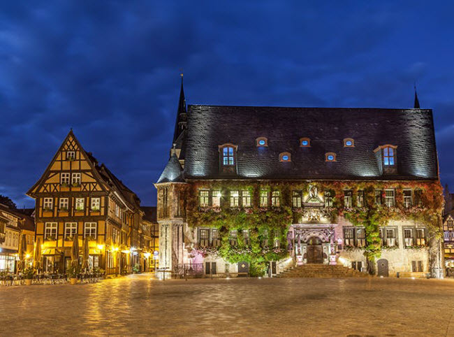 Quedlinburg, Đức: Thị trấn nằm trên dãy núi Harz sẽ đưa du khách trở lại thời kỳ Trung cổ. Bạn có thể khám phá các tàn tích từ thế kỷ thứ 12 như đường phố lát đá cuội, quảng trường chợ trung tâm, nhà mái đỏ,…