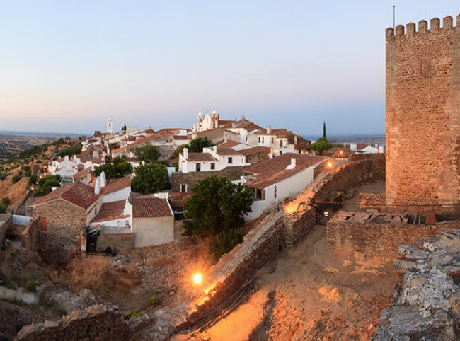 Monsaraz, Bồ Đào Nha:  Nằm tại vùng Alentejo gần biên giới với Tây Ban Nha, thị trấn Monsaraz có phong cảnh đồng quê tuyệt đẹp. Nơi đây từng thuộc quyền cai trị của người La Mã, Ả-rập, Do thái và Cơ đốc.