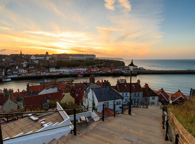 Whitby, Anh: Thị trấn ven biển ở vùng Yorkshire có phong cảnh đẹp khiến du khách mê mẩn. Điểm du lịch hấp dẫn nhất ở đây là lối đi gồm 199 bậc dẫn lên khu thắng Whitby Abbey.