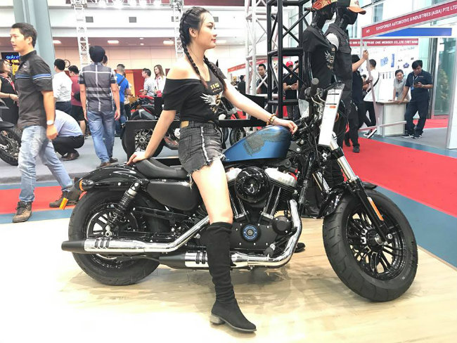 Khoe chân dài miên man.
