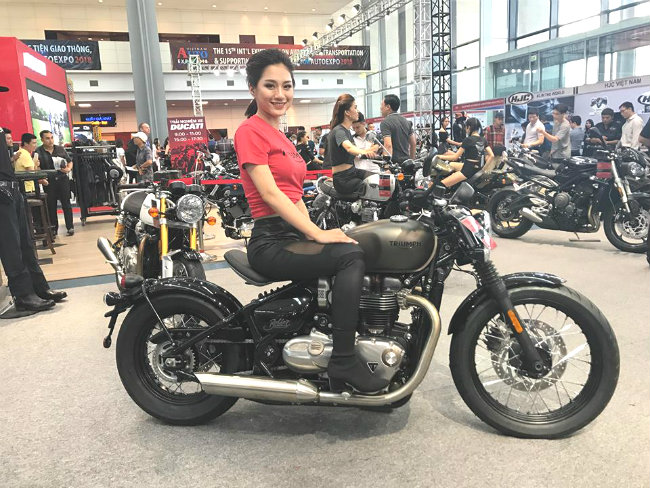 Chế ngự trên xế nổ của Triumph.