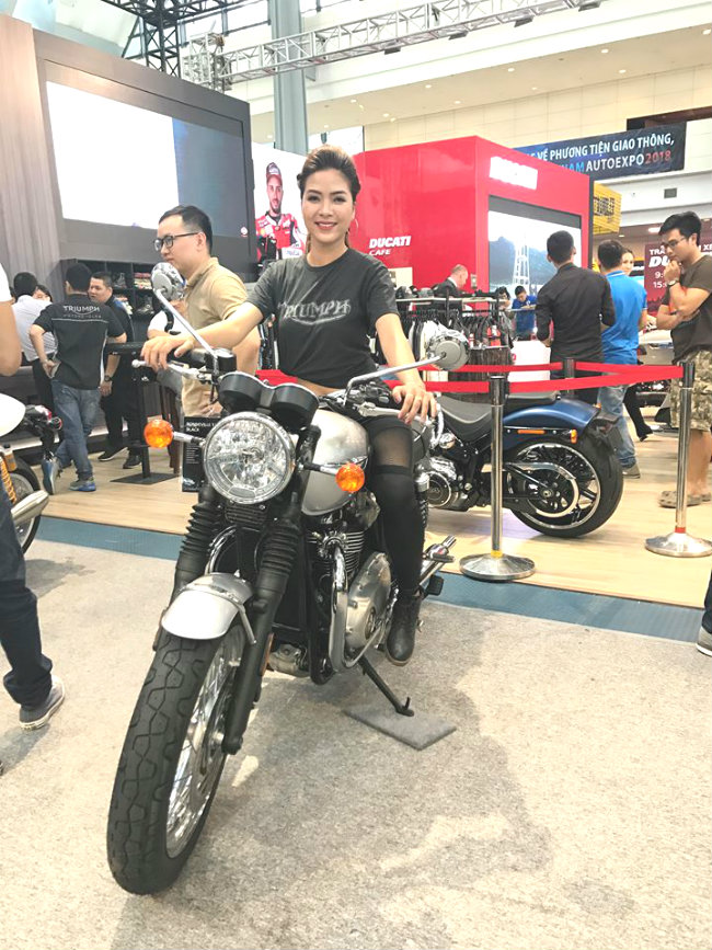 Chế ngự trên môtô đậm chất cổ điển.