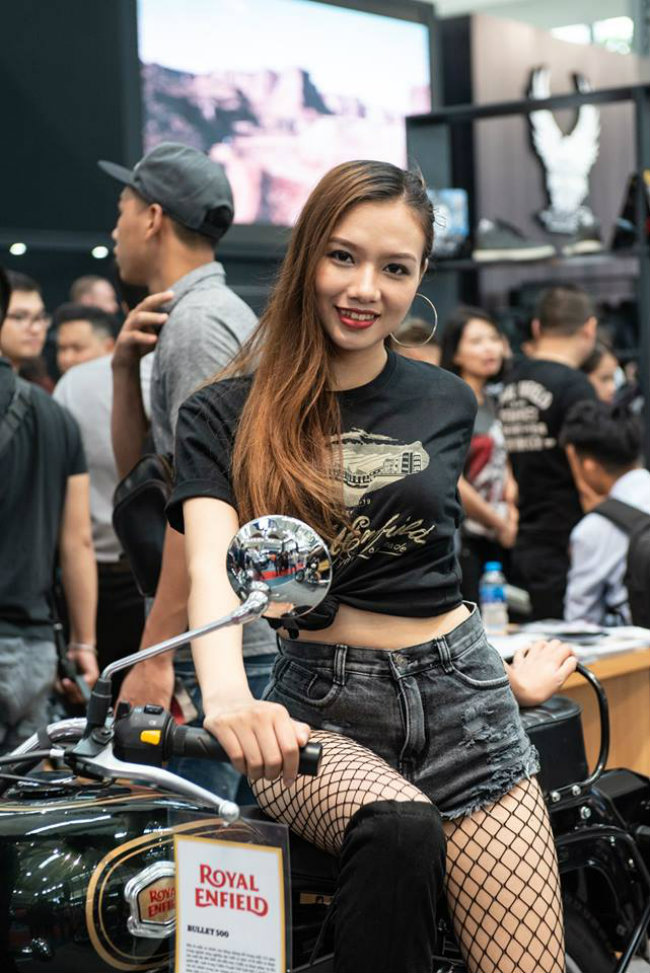 Người đẹp diện quần lưới bên xế nổ của Royal Enfield.