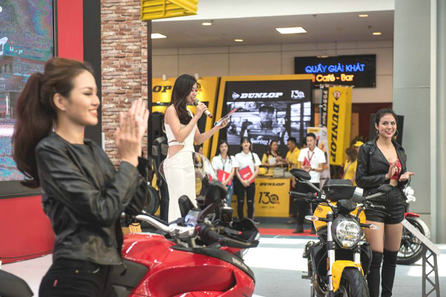 Dàn người đẹp tạo cả một khoảng sáng cho gian hàng của Ducati.