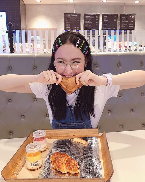 Angela Phương Trinh lăng xê mốt đeo cặp ghim nữ sinh - 5