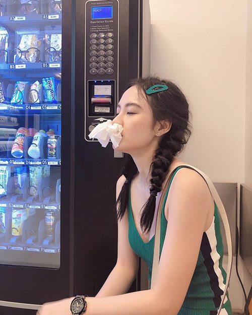 Angela Phương Trinh lăng xê mốt đeo cặp ghim nữ sinh - 2