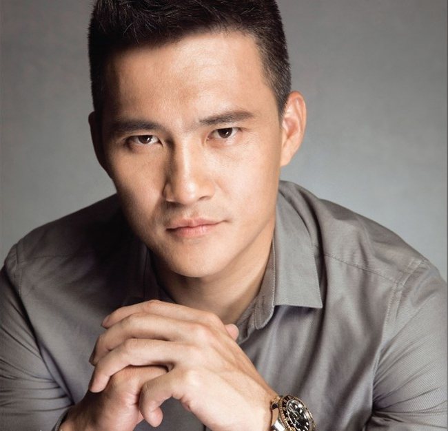 Công Vinh giải thích lý do im lặng, khi tự truyện "hứng đá" dư luận - 1