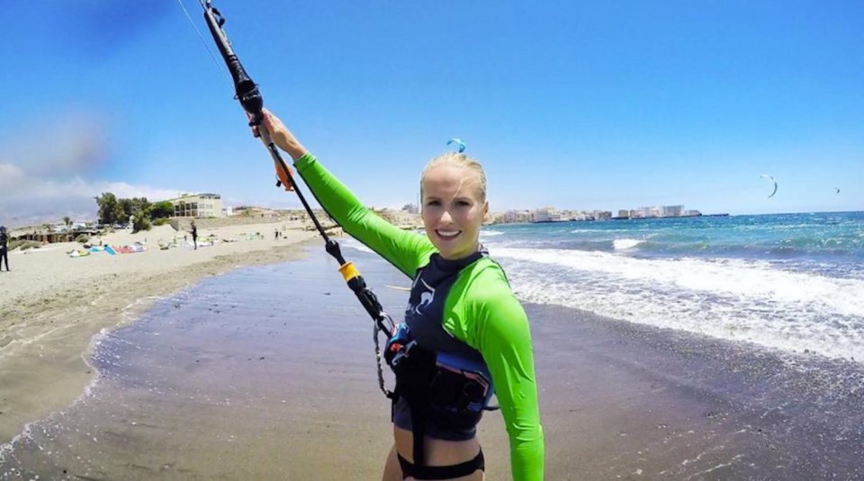 Ngắm nhan sắc của các nữ phi công xinh đẹp nhất thế giới - 8