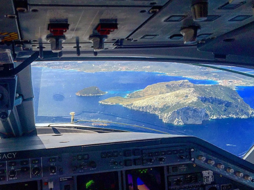 Ngắm nhan sắc của các nữ phi công xinh đẹp nhất thế giới - 12