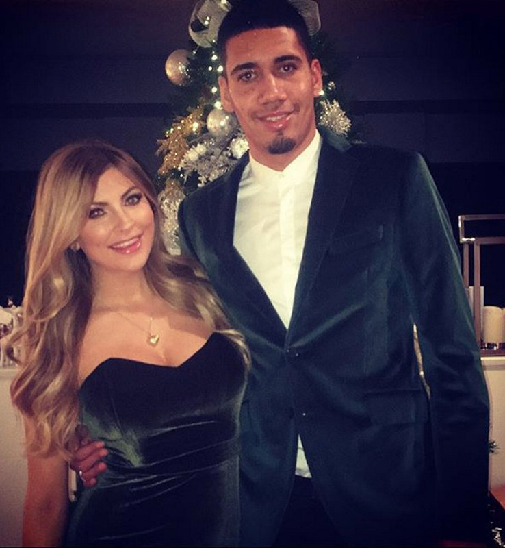 Vợ đẹp của Chris Smalling "cải tà quy chính", từ chối chụp nude - 2