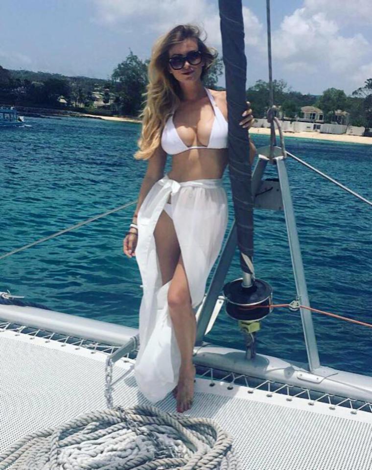 Vợ đẹp của Chris Smalling "cải tà quy chính", từ chối chụp nude - 7