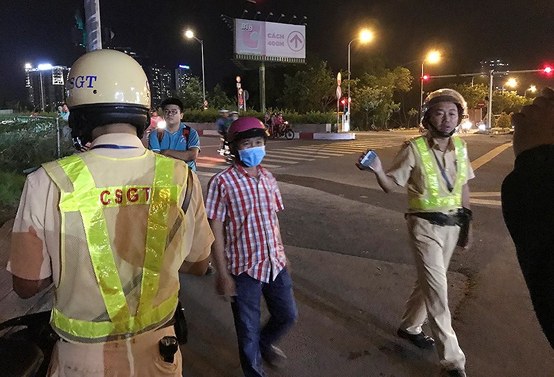 Thanh niên "cù nhầy", hỏi CSGT "biết nhậu không?" - 1