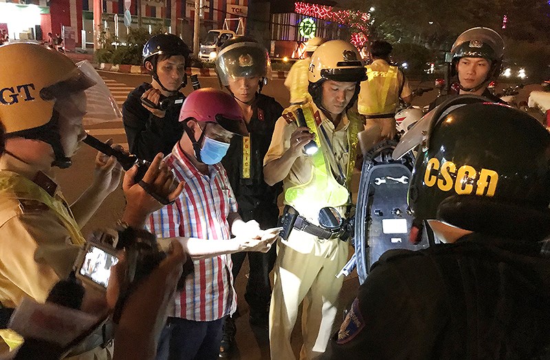 Thanh niên "cù nhầy", hỏi CSGT "biết nhậu không?" - 2