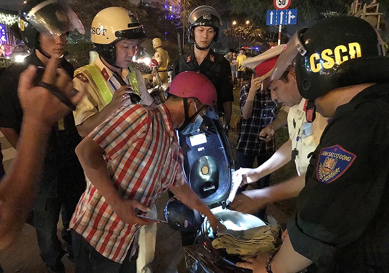 Thanh niên "cù nhầy", hỏi CSGT "biết nhậu không?" - 3