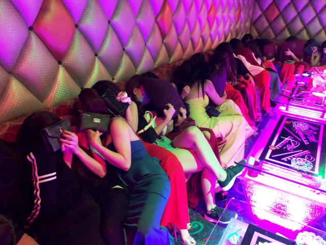 Pháp luật - Hàng chục cô gái ăn mặc hở hang bị "lùa" ra từ căn phòng bí mật trong khách sạn