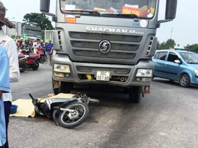 Xe tải bất ngờ chuyển hướng, cán chết người phụ nữ đi xe máy