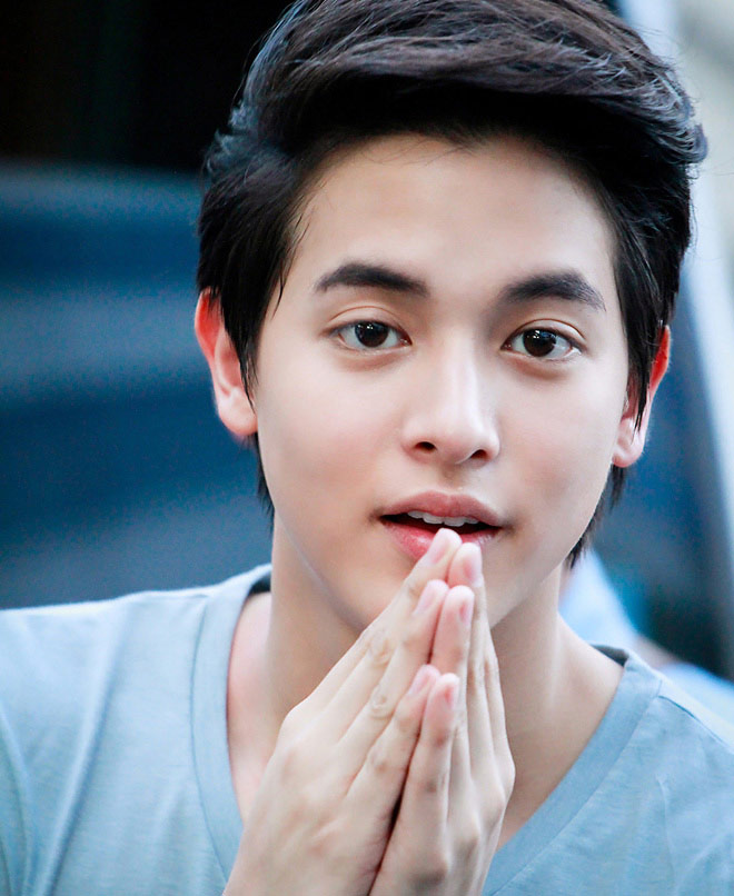 "Hoàng tử nụ cười Thái Lan" da mịn hơn con gái, mặt không góc chết - 6