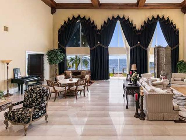 Tài chính - Bất động sản - Choáng ngợp căn biệt thự độc đáo của gia chủ cuồng "siêu nhân"