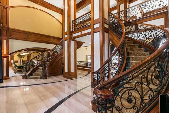 Khi bước vào nhà, bạn sẽ được chào đón bởi một cầu thang đôi uốn cong, trang trí công phu ở tiền sảnh hai tầng, dẫn đến một căn phòng lớn.
