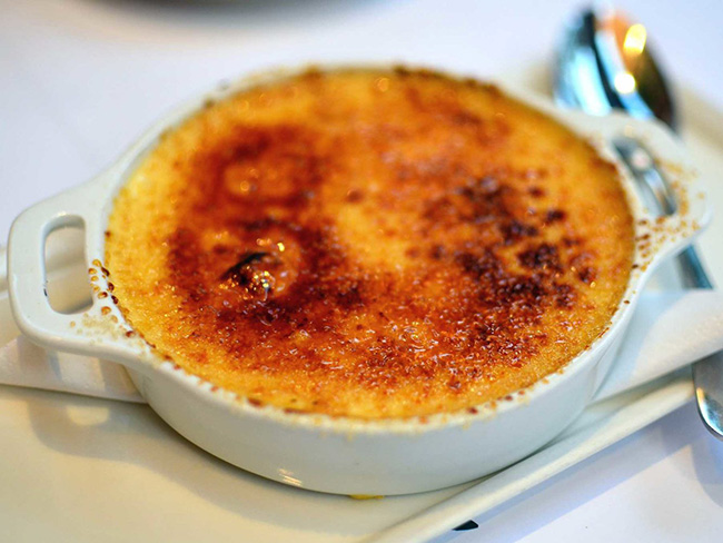 Crème brûlée là món tráng miệng yêu thích trên khắp nước Pháp. Món ăn bao gồm sữa trứng, kem sữa chua với một lớp caramel cứng, giòn có màu nâu phủ lên trên cùng.