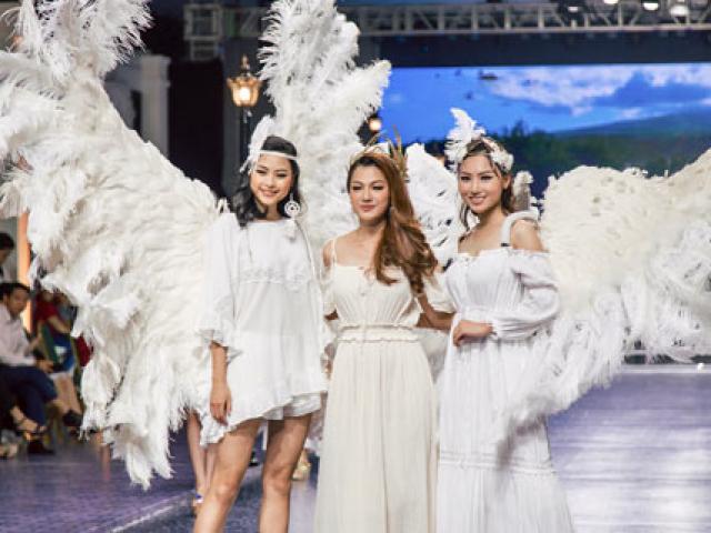 Xu hướng thời trang - Người mẫu váy trắng tinh khôi, đeo cánh thiên thần trên sàn diễn