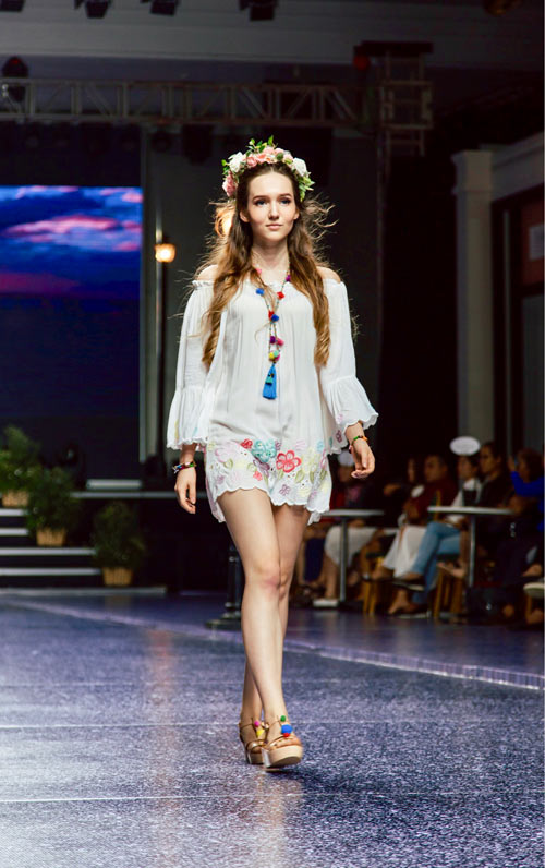 Người mẫu váy trắng tinh khôi, đeo cánh thiên thần trên sàn diễn - 5