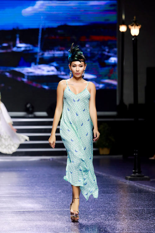 Người mẫu váy trắng tinh khôi, đeo cánh thiên thần trên sàn diễn - 8