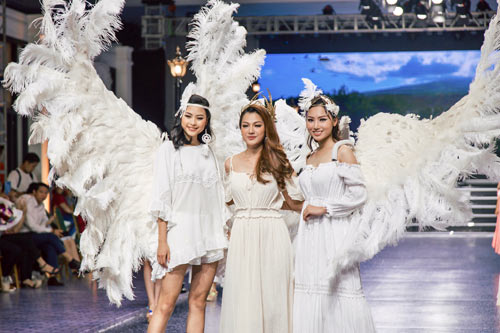 Người mẫu váy trắng tinh khôi, đeo cánh thiên thần trên sàn diễn - 1