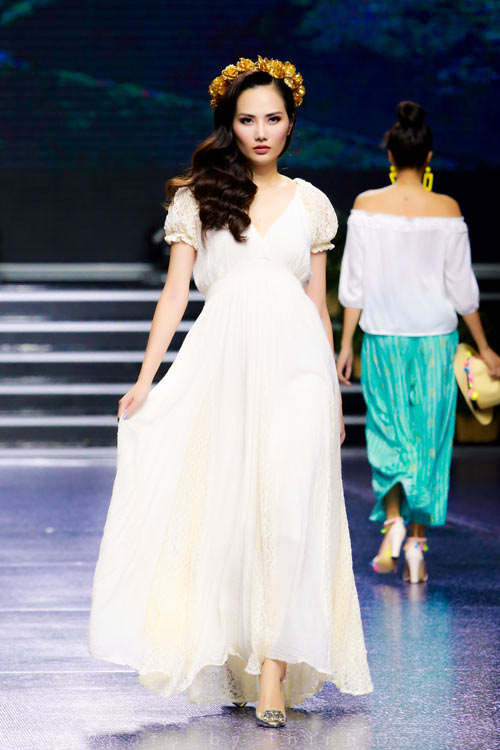 Người mẫu váy trắng tinh khôi, đeo cánh thiên thần trên sàn diễn - 7