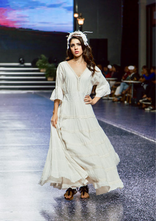 Người mẫu váy trắng tinh khôi, đeo cánh thiên thần trên sàn diễn - 6