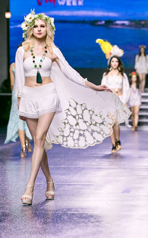 Người mẫu váy trắng tinh khôi, đeo cánh thiên thần trên sàn diễn - 9