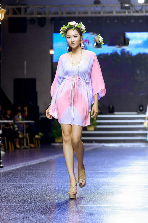 Người mẫu váy trắng tinh khôi, đeo cánh thiên thần trên sàn diễn - 10