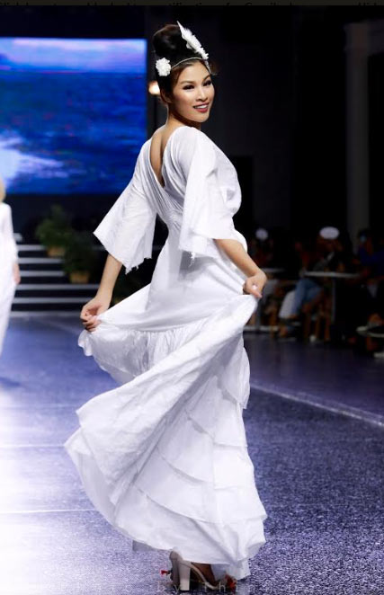 Người mẫu váy trắng tinh khôi, đeo cánh thiên thần trên sàn diễn - 11