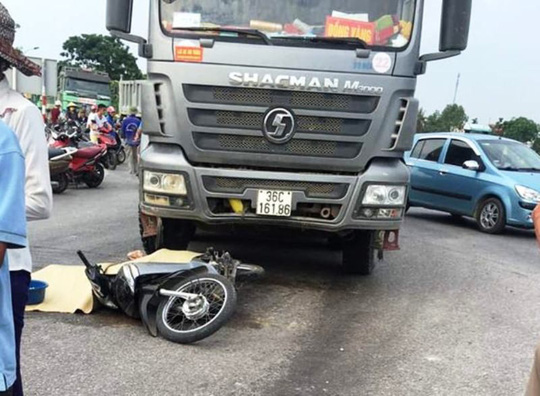 Xe tải bất ngờ chuyển hướng, cán chết người phụ nữ đi xe máy - 1