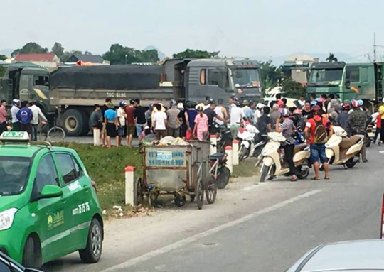 Xe tải bất ngờ chuyển hướng, cán chết người phụ nữ đi xe máy - 2