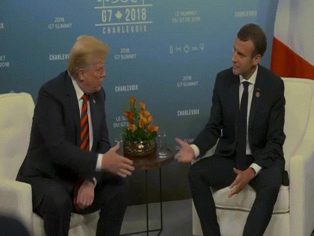 Ông Trump bị Tổng thống Pháp bắt tay chặt đến mức tay biến sắc